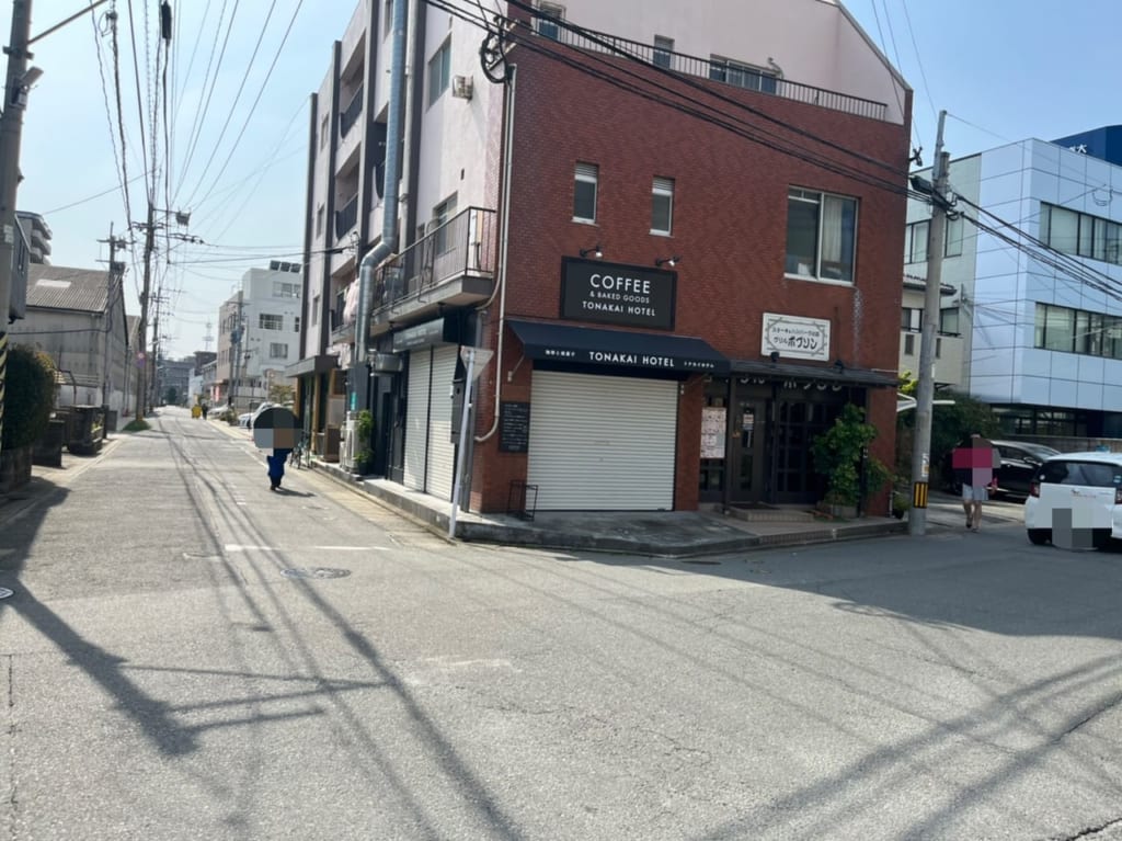 【福岡市南区】清水の小路にある、とある飲食店跡テナントの外装が黒のシックな装いに変わっていました！「トナカイホテル」という看板が。近づいて見に ...